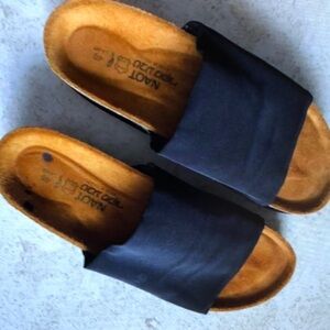 Naot black stretch platform sandals women’s